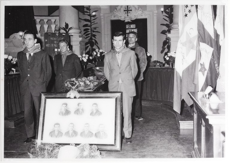 Gattatico-Reggio Emilia, 27-30 marzo 1970, Funerali di Alcide Cervi, camera ardente di Alcide nella Sala del Tricolore di Reggio Emilia, picchetto d'onore